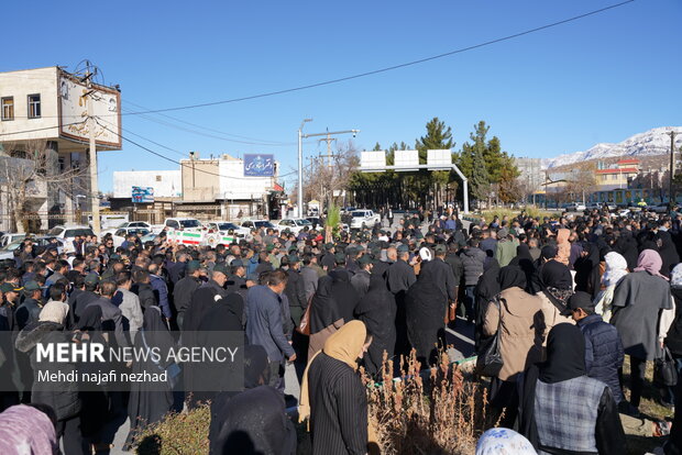 تشییع شهید مجید رحیمی مهر بر روی دستان مردم شهر ای