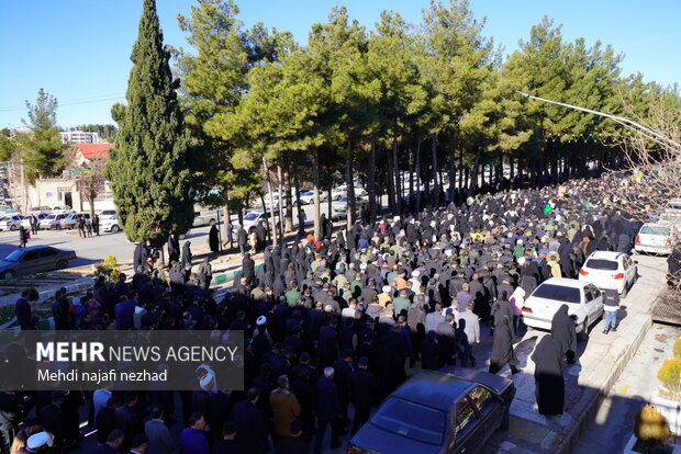 تشییع شهید مجید رحیمی مهر بر روی دستان مردم شهر ای