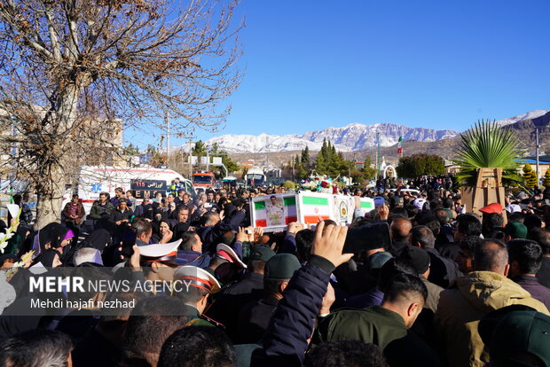 تشییع شهید مجید رحیمی مهر بر روی دستان مردم شهر ای