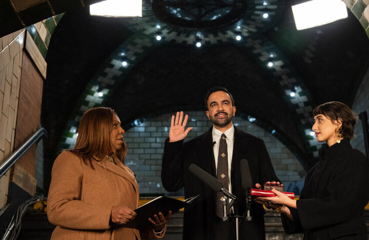 مراسم تحلیف اولین شهردار مسلمان نیویورک با قرآن کریم برگزار شد