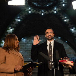 مراسم تحلیف اولین شهردار مسلمان نیویورک با قرآن کریم برگزار شد