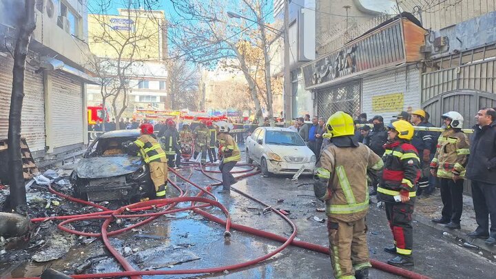 تلاش ۴۰ آتش نشان برای مهار حریق گسترده در خیابان امام رضا (ع) مشهد