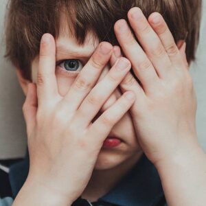 اخبار ناگوار با روان کودک چه می‌کند؟