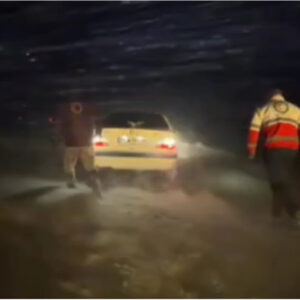 امداد رسانی به مسافران و خودروهای گرفتار  در کولاک در آذربایجان غربی