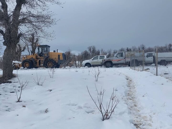 وضعیت محورهای مواصلاتی بانه و تلاش راهداران برای برفروبی