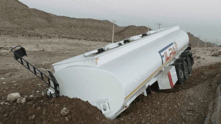 حادثه انحراف تانکر بنزین در جاده جهرم-شیراز مهار شد