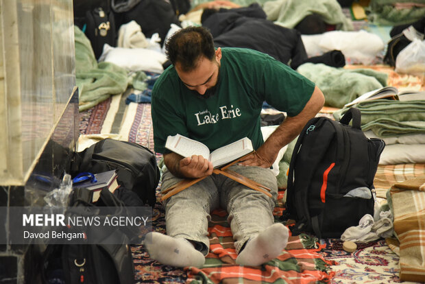 مراسم معنوی اعتکاف در حرم رضوی