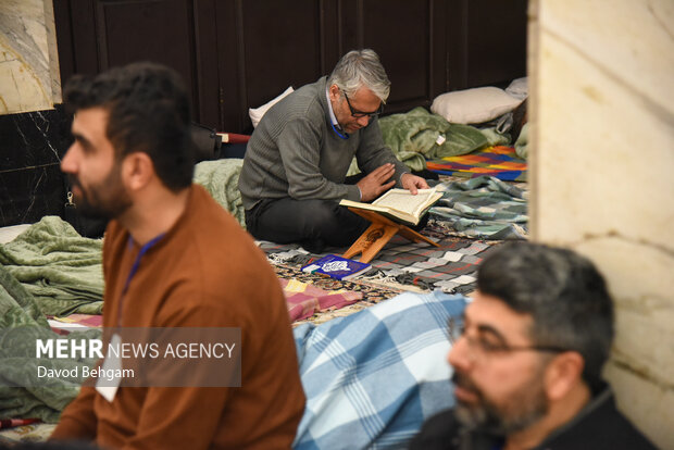 مراسم معنوی اعتکاف در حرم رضوی