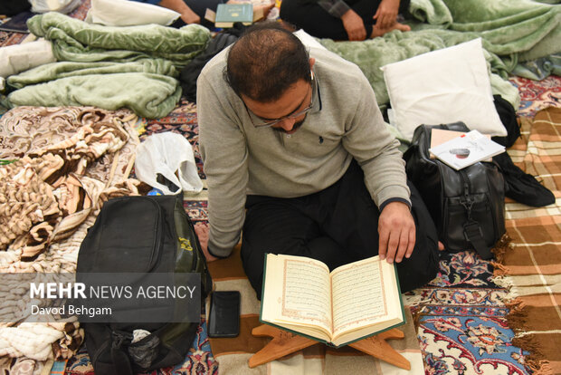 مراسم معنوی اعتکاف در حرم رضوی