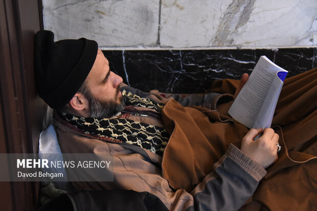 مراسم معنوی اعتکاف در حرم رضوی