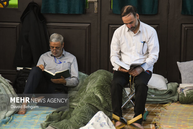 مراسم معنوی اعتکاف در حرم رضوی