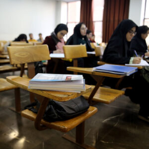 تجمع دانشجویان دانشگاه آزاد قم در اعتراض به شیوه برگزاری امتحانات