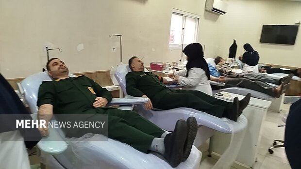 ۱۰۰ نفر از کارکنان دولت در رشت به یاد سردار سلیمانی خون اهدا کردند