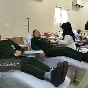 یکصد نفر از کارکنان دولت در رشت به یاد سردار سلیمانی خون اهدا کردند