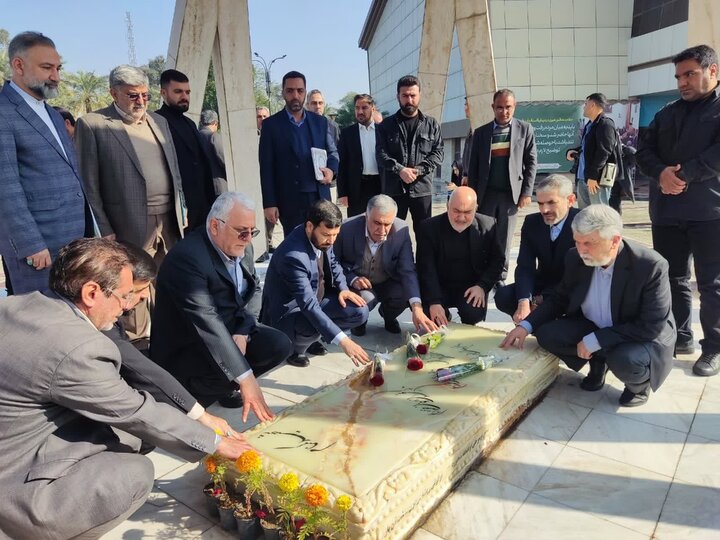 وزیر فرهنگ و ارشاد اسلامی به مقام شهدا در اهواز ادای احترام کرد