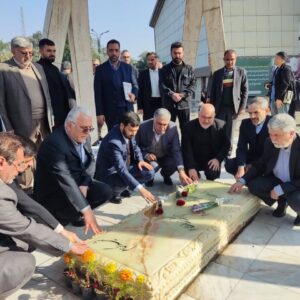 وزیر فرهنگ و ارشاد اسلامی به مقام شهدا در اهواز ادای احترام کرد