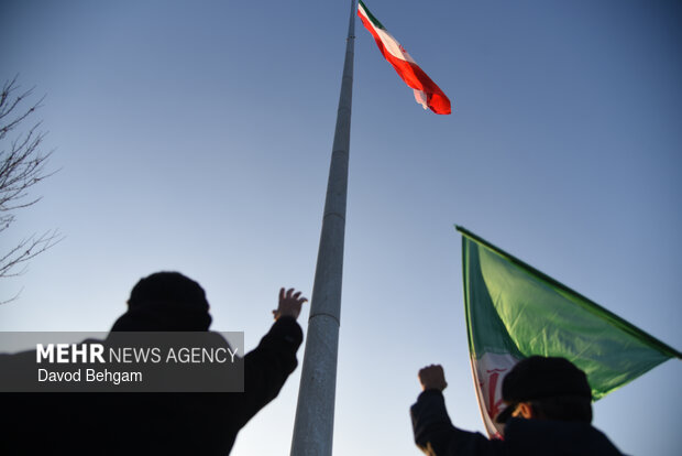 اجتماع پرشور اهالی بلوارطبرسی در محکومیت هتک حرمت پرچم مقدس جمهوری اسلامی ایران