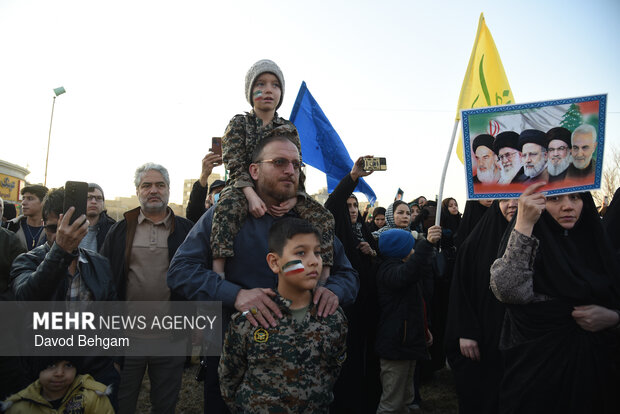 اجتماع پرشور اهالی بلوارطبرسی در محکومیت هتک حرمت پرچم مقدس جمهوری اسلامی ایران