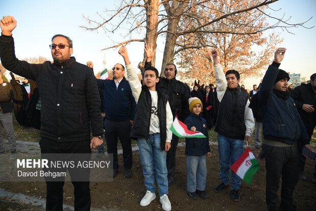 اجتماع پرشور اهالی بلوارطبرسی در محکومیت هتک حرمت پرچم مقدس جمهوری اسلامی ایران
