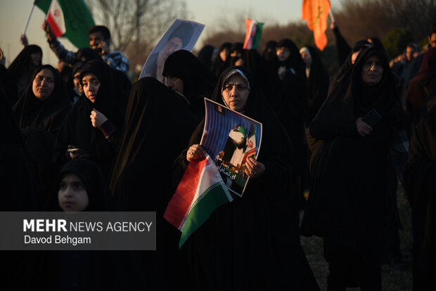 اجتماع پرشور اهالی بلوارطبرسی در محکومیت هتک حرمت پرچم مقدس جمهوری اسلامی ایران