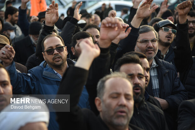 اجتماع پرشور اهالی بلوارطبرسی در محکومیت هتک حرمت پرچم مقدس جمهوری اسلامی ایران