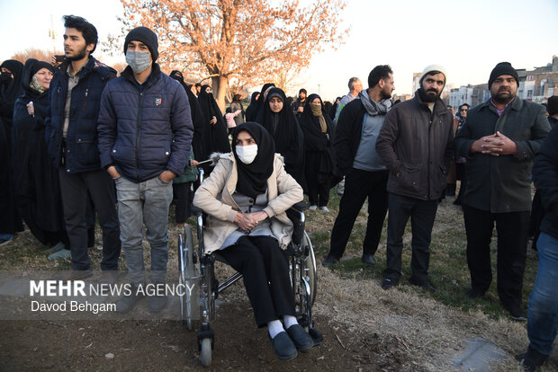 اجتماع پرشور اهالی بلوارطبرسی در محکومیت هتک حرمت پرچم مقدس جمهوری اسلامی ایران