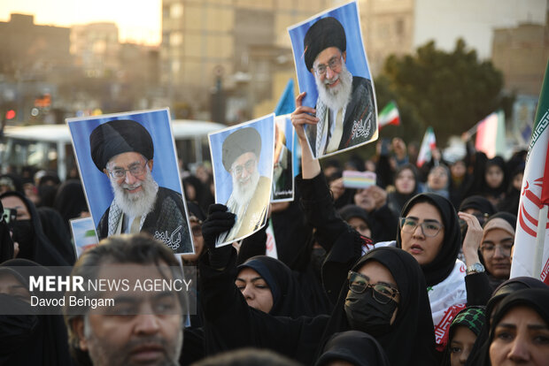 اجتماع پرشور اهالی بلوارطبرسی در محکومیت هتک حرمت پرچم مقدس جمهوری اسلامی ایران