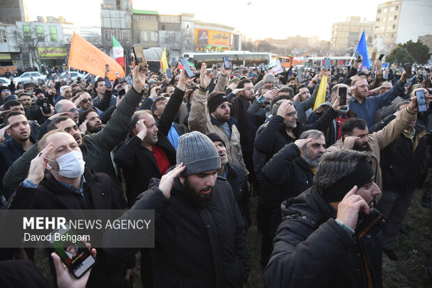 اجتماع پرشور اهالی بلوارطبرسی در محکومیت هتک حرمت پرچم مقدس جمهوری اسلامی ایران
