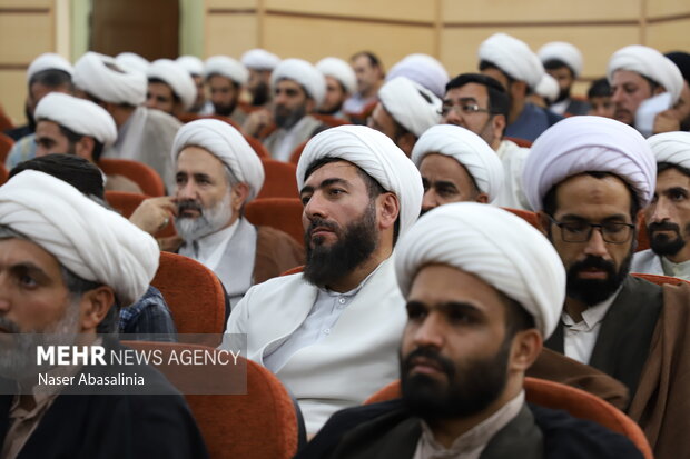 روحانیون و ائمه جماعات محور اصلی حرکت فرهنگی در جامعه هستند