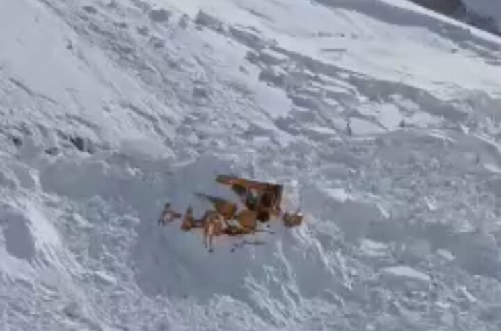 امدادرسانی به ۳۰ خودرو پس از ریزش بهمن در الیگودرز