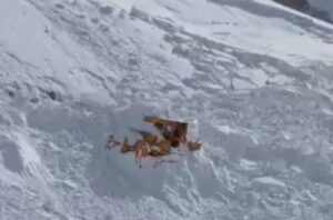 امدادرسانی به ۳۰ خودرو پس از ریزش بهمن در الیگودرز