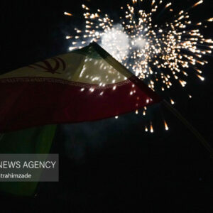 طنین بانگ الله اکبر و مراسم نور افشانی شب ۲۲ بهمن در آستانه اشرفیه