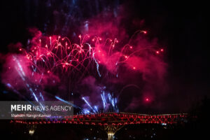 جشن پیروزی انقلاب با نورافشانی و ندای الله‌اکبر در تبریز