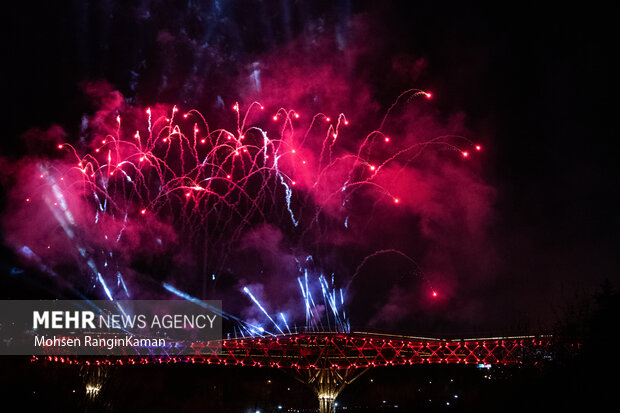 جشن پیروزی انقلاب با نورافشانی و ندای الله‌اکبر در تبریز