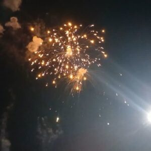 آسمان سنندج در شب پیروزی انقلاب نورافشانی شد