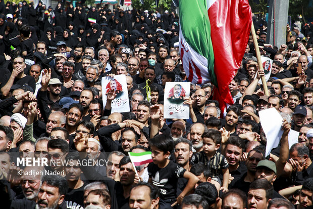 لبیک مردم خمینی شهر به فرمان رهبر معظم انقلاب در راهپیمایی ۲۲ بهمن
