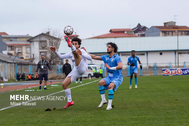 برد چادرملو مقابل پیکان در نیمه نخست
