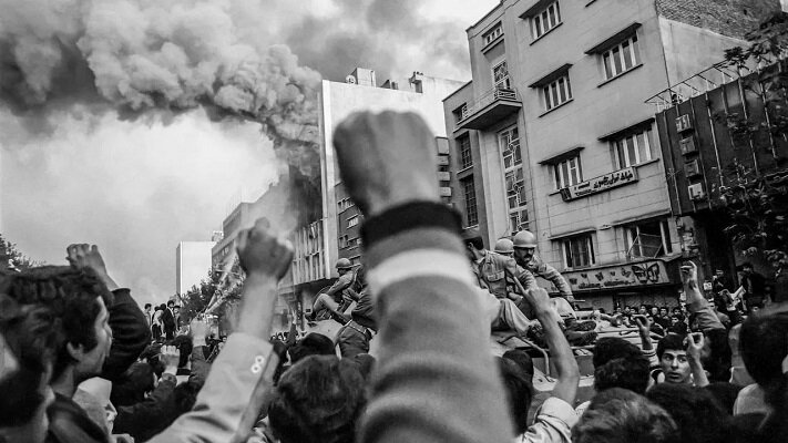 موجی که دیگر نمی‌شد جلویش را گرفت، حتی با ردیف ماشین‌های ارتشی