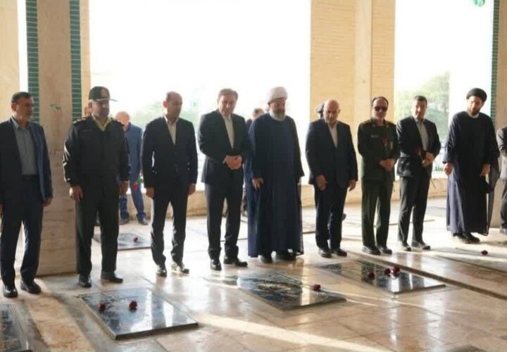 استاندار بوشهر با شهدای شهر خورموج تجدید میثاق کرد