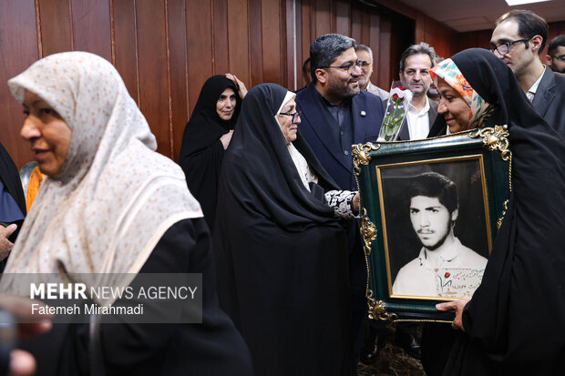 آیین بدرقه کاروان خانواده معظم شهدا وایثارگران به عتبات عالیات