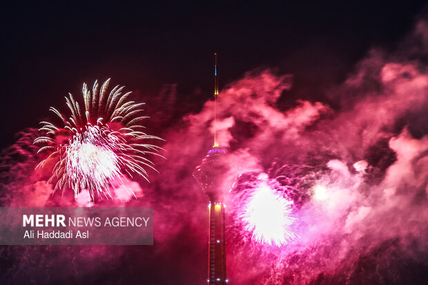 بانگ «الله‌اکبر» از لنز مهر؛ ورامین در شب ۲۲ بهمن نورباران شد