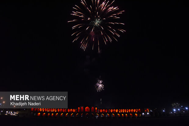 نور افشانی شب پیروزی انقلاب اسلامی در اصفهان