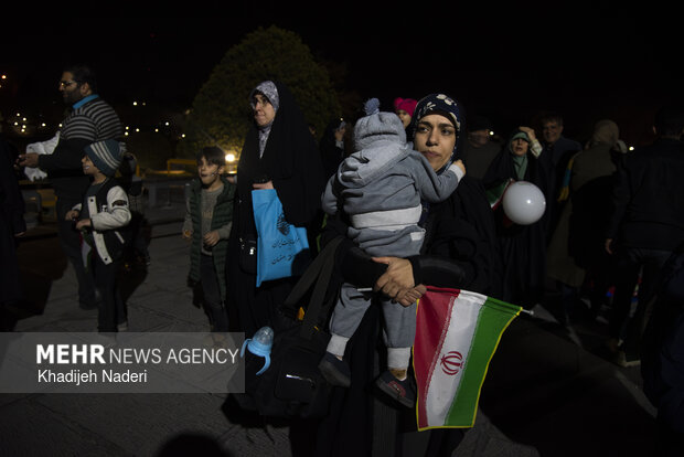 نور افشانی شب پیروزی انقلاب اسلامی در اصفهان