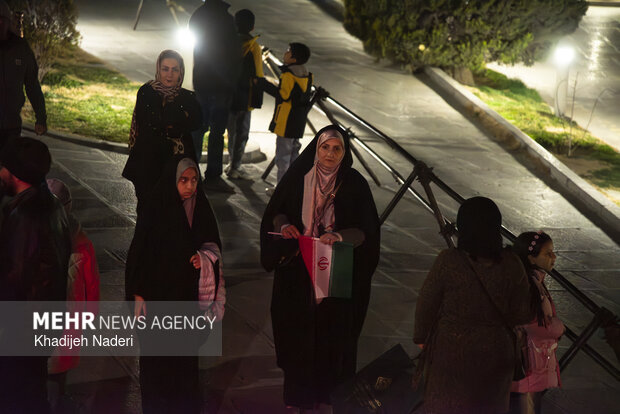 نور افشانی شب پیروزی انقلاب اسلامی در اصفهان