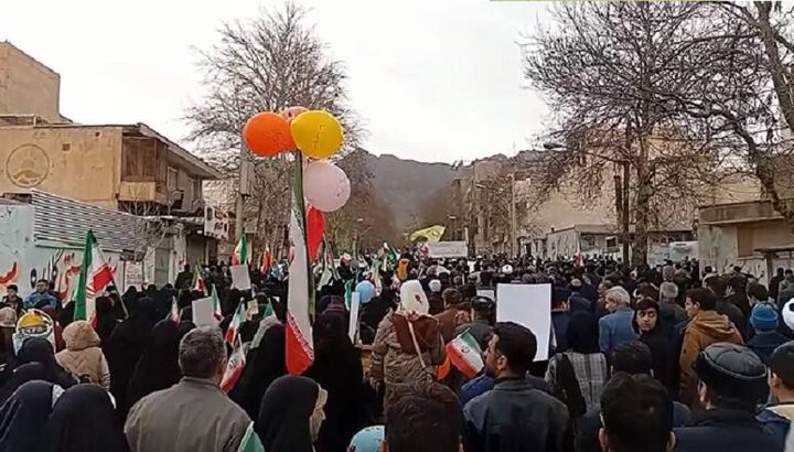 نمایی دیگر از حضور مردم خرم‌آباد در مسیرهای راهپیمایی