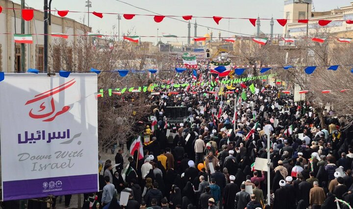 جلوه هایی از حضور باشکوه مردم قم در راهپیمایی یوم الله ۲۲ بهمن