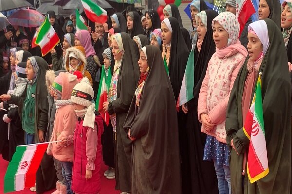 اجرای سرودهای انقلابی توسط کودکان ارومیه ای در حاشیه راهپیمایی ۲۲ بهمن