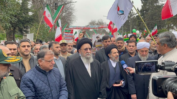 همگام با ملت؛ مسئولان در صف اول حمایت از انقلاب