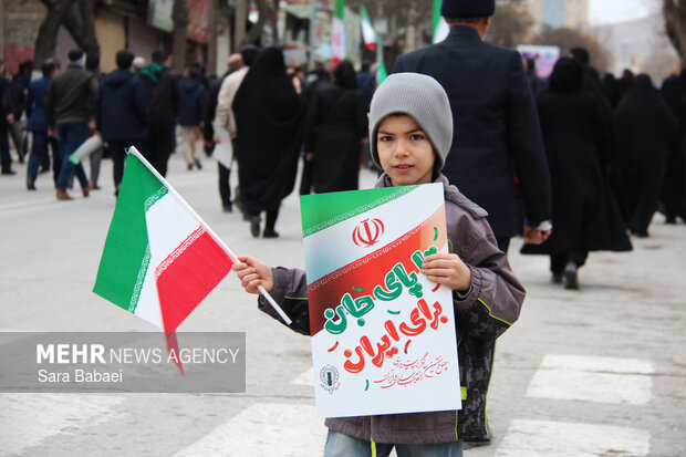 پیر و جوان پای انقلاب در کرمانشاه