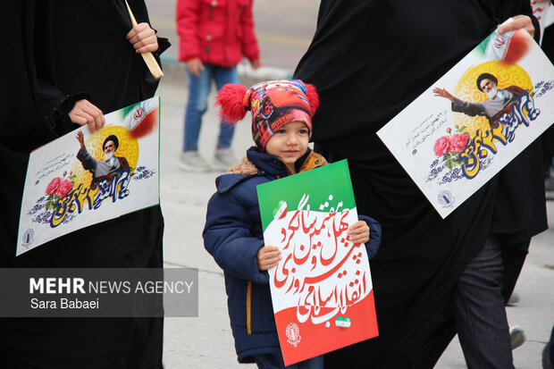 پیر و جوان پای انقلاب در کرمانشاه